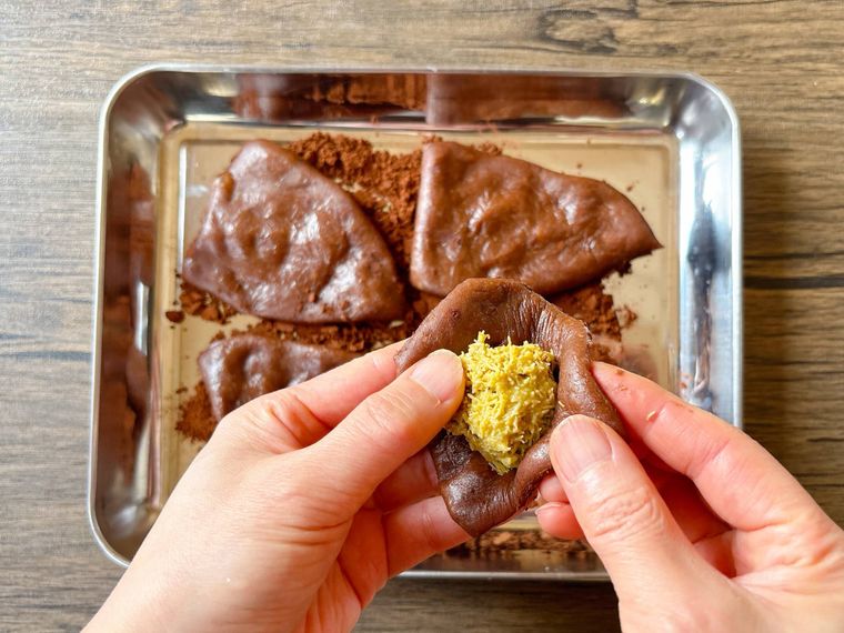 チョコもちでフィリングを包む様子