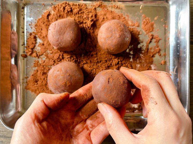 チョコもちにココアをまぶす様子