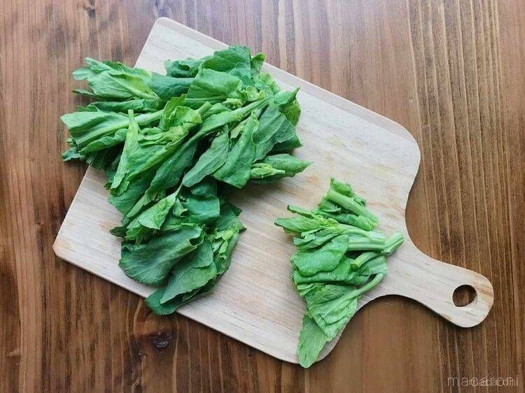 カッティングボードに切った菜の花が置かれた様子