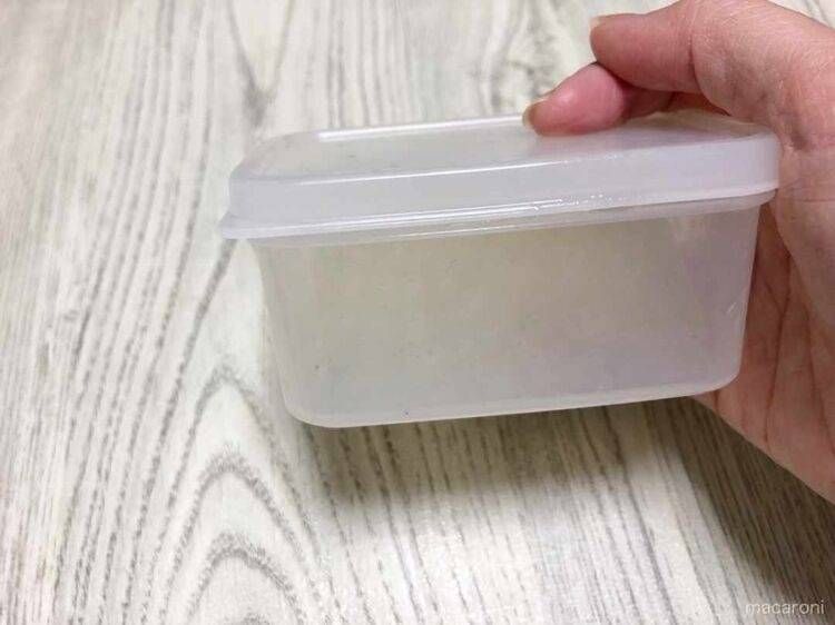 保存容器を振る写真