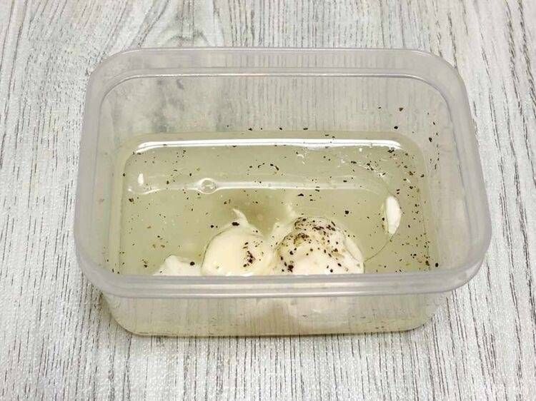 容器に入れたフレンチドレッシングの材料