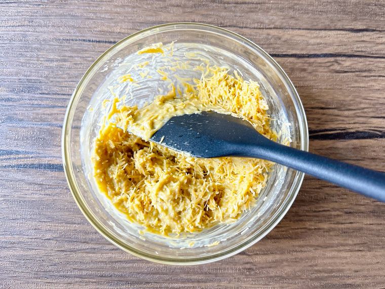 カダイフとピスタチオスプレッドを混ぜる様子