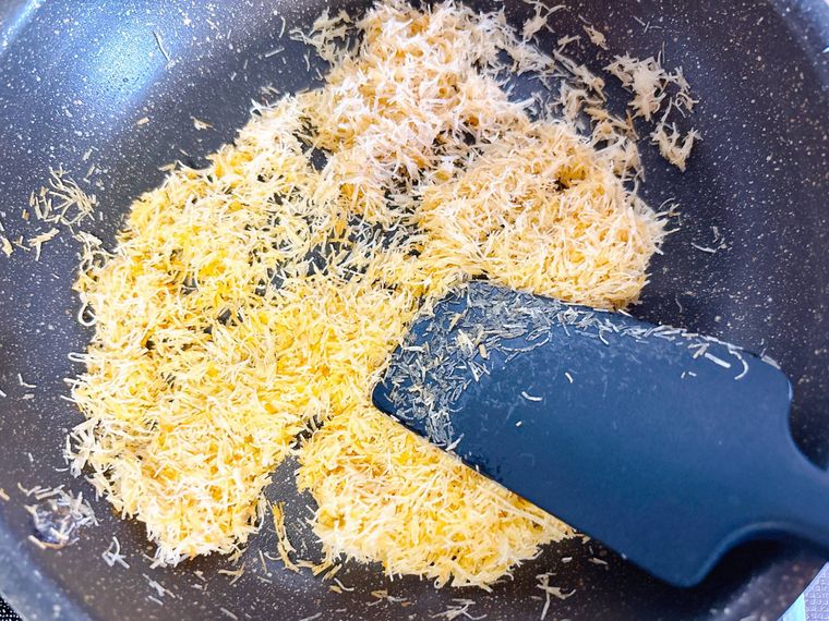 カダイフをフライパンで炒める様子