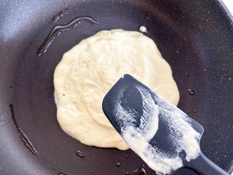 フライパンでホットク風パンケーキを焼く様子