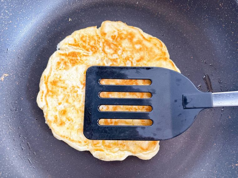 フライパンでホットク風パンケーキを焼く様子