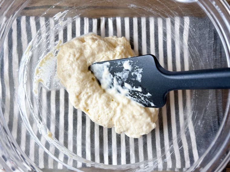 ホットケーキミックスと片栗粉、水を混ぜる様子