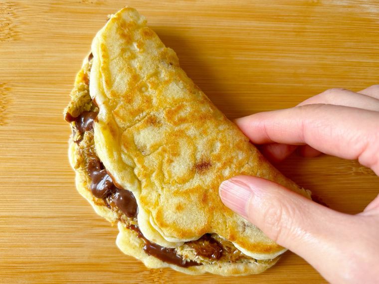 ホットク風パンケーキを半分に折ったもの