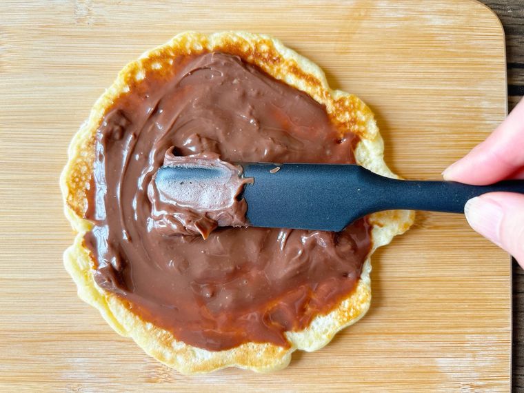 ホットク風パンケーキにガナッシュを塗る様子