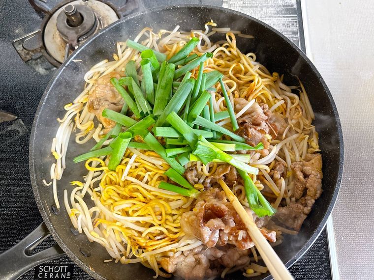 フライパンに青ねぎを入れた様子