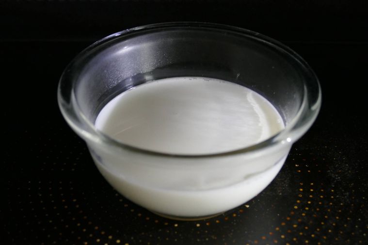 牛乳と砂糖を入れたボウルを電子レンジで加熱する様子