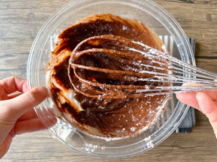 ボウルでブラウニー生地を混ぜる様子