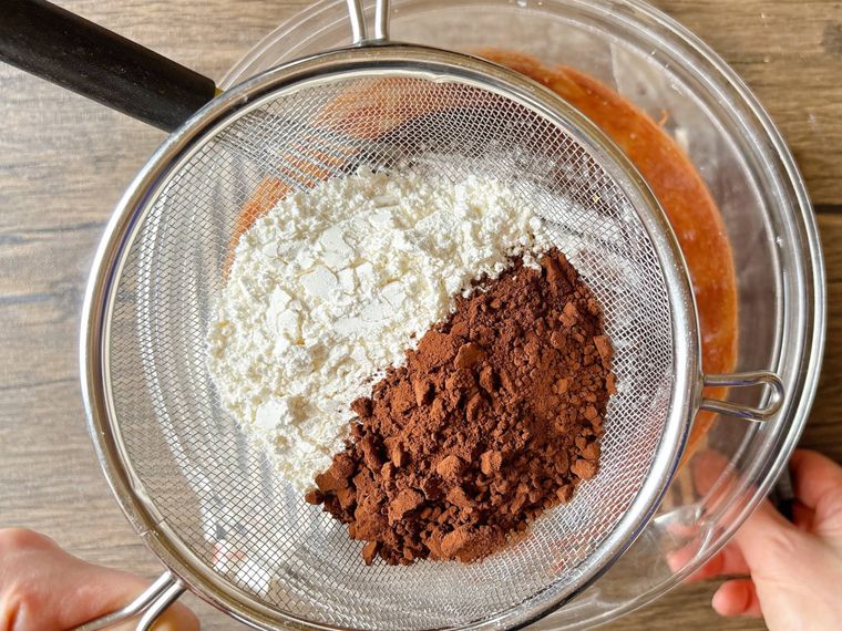 薄力粉とココアパウダーをふるう様子