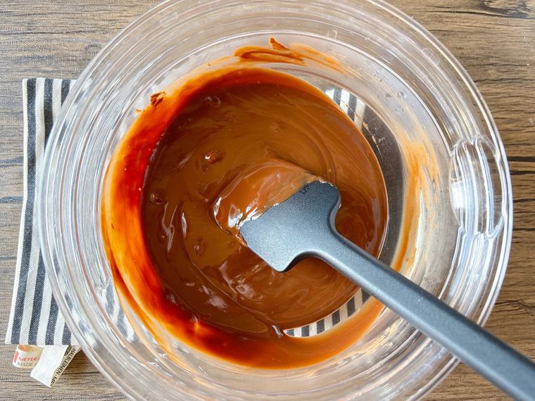 湯せんでチョコレートとバターを溶かす様子