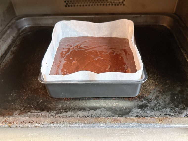 ブラウニー生地が入った型をオーブンで焼く様子