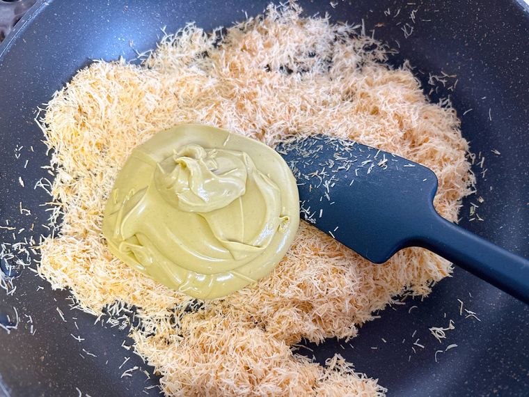 フライパンでカダイフとピスタチオスプレッドを混ぜる様子