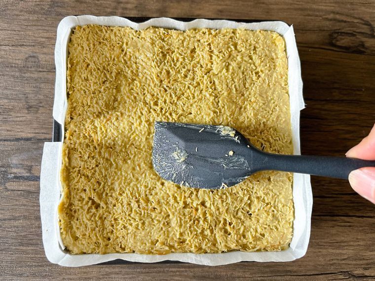 ブラウニーの上にピスタチオフィリングをのせた様子