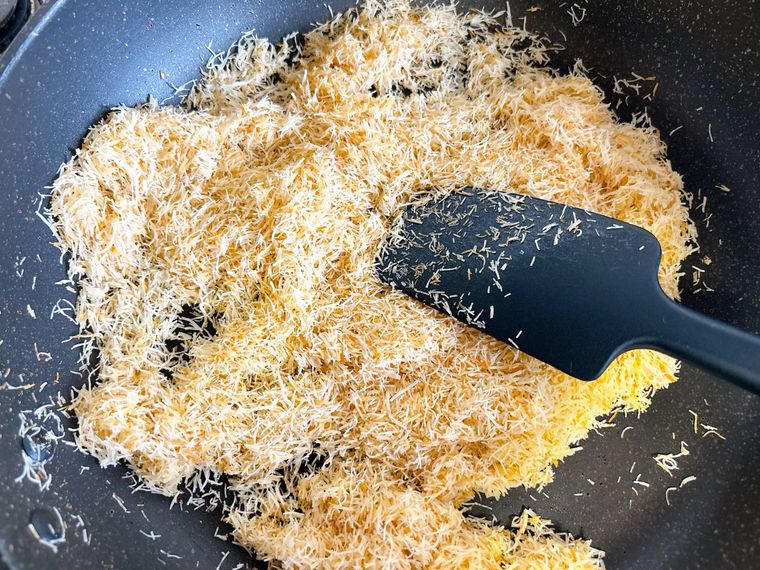 フライパンでカダイフを炒める様子