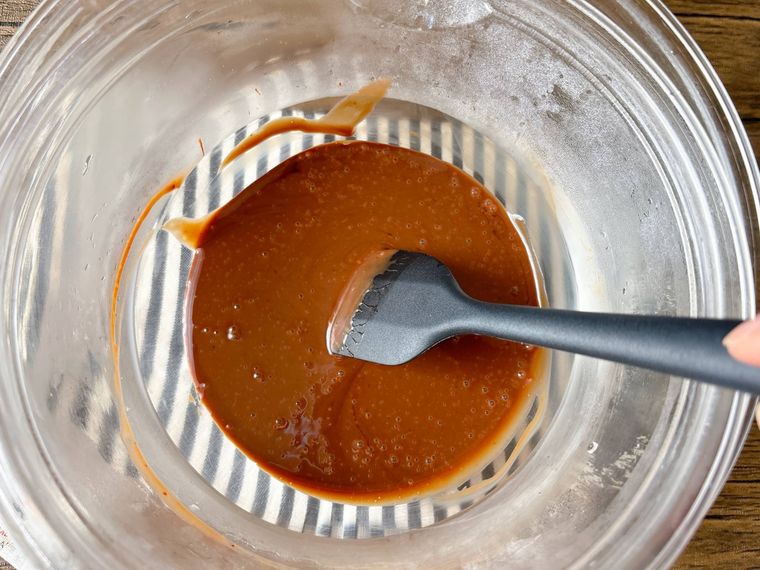 チョコレートを湯せんで溶かす様子