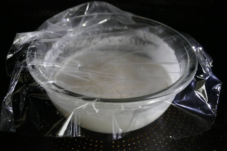 生地を電子レンジで加熱する様子