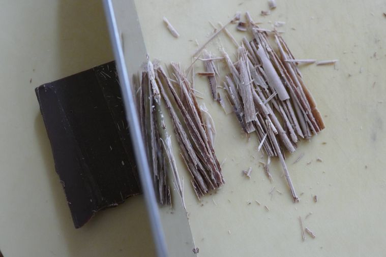 ミルクチョコレートを包丁で削る様子