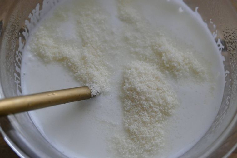 顆粒ゼラチンを加えてスプーンで混ぜる様子