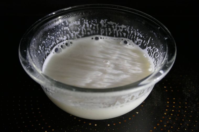 電子レンジでゼリー液を再度加熱する様子