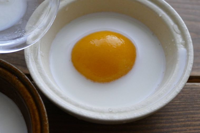 黄桃を入れた容器にゼリー液を流す様子