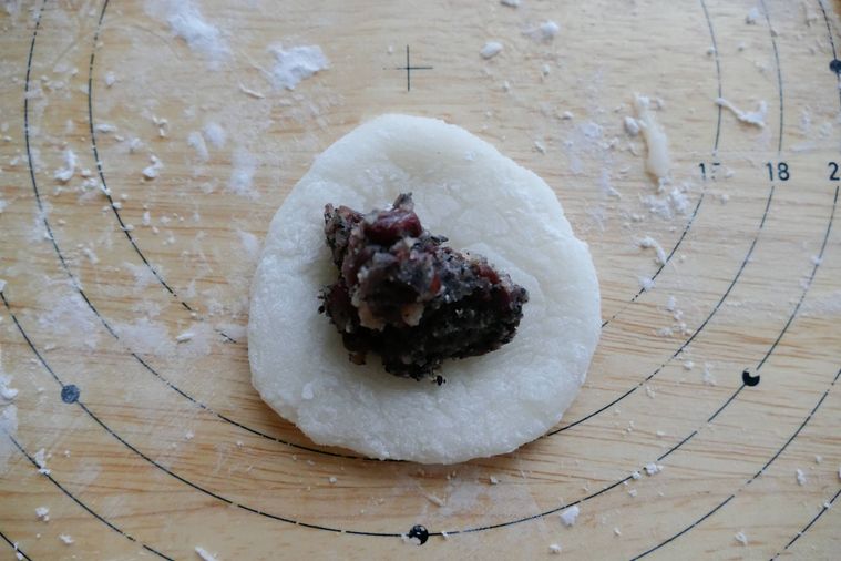 生地を丸く伸ばして中心に餡をのせた様子
