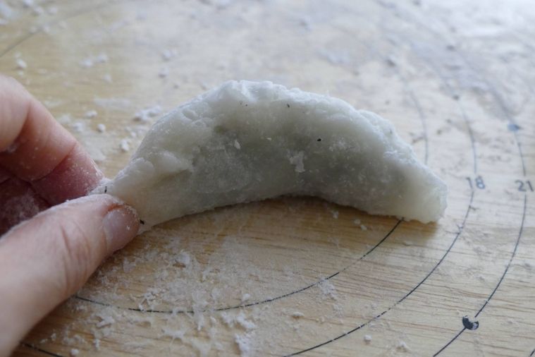 餃子形に包んだ様子