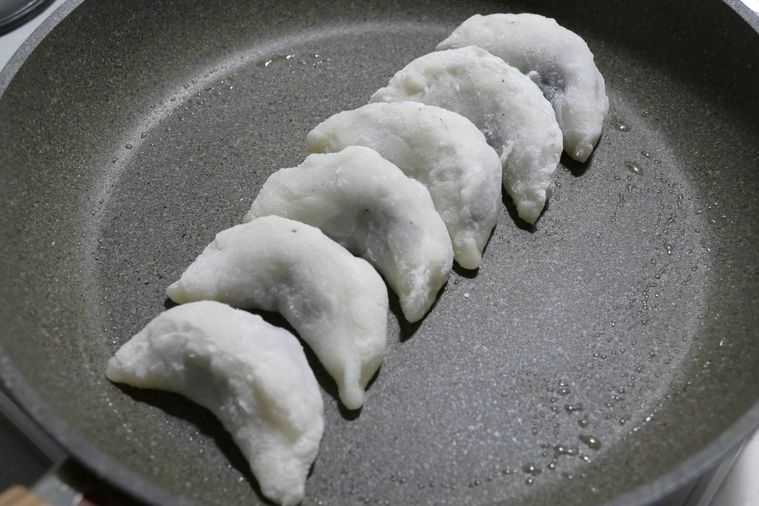フライパンで餃子風ごま大福を焼く様子