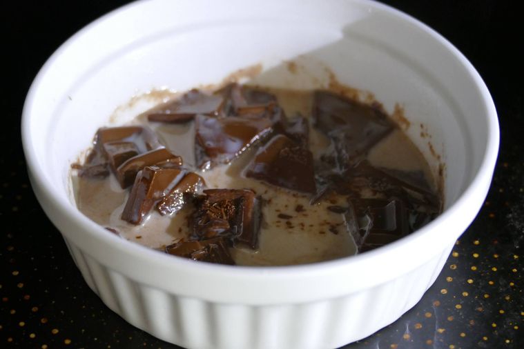 ミルクチョコレートと牛乳を電子レンジで加熱した様子