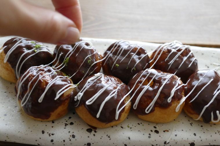 抹茶パウダーをかける様子