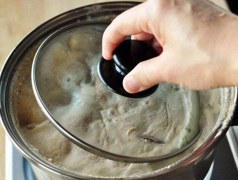 けこのが入った鍋にふたをのせている