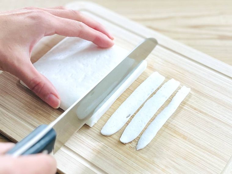 はんぺんを薄切りにしている様子