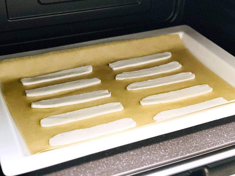 はんぺんを並べた耐熱皿を電子レンジの庫内に入れた様子