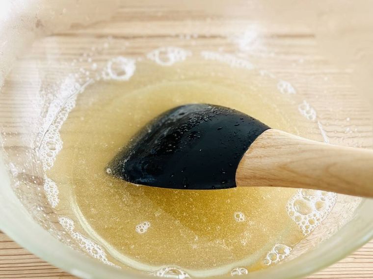 はちみつ、水、ゼラチンを混ぜ合わせている様子