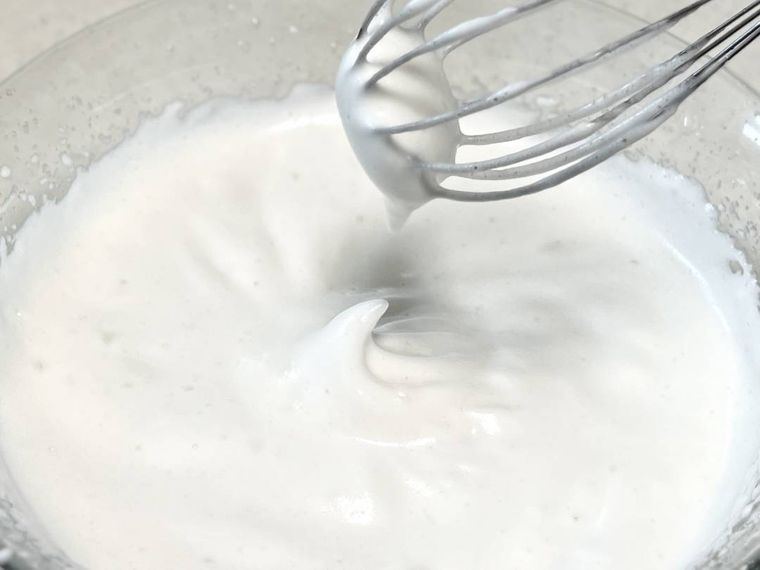 はちみつ、水、ゼラチンをハンドミキサーで泡立てた様子