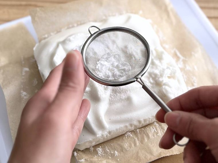 茶こしで生マシュマロに片栗粉を振りかけている様子