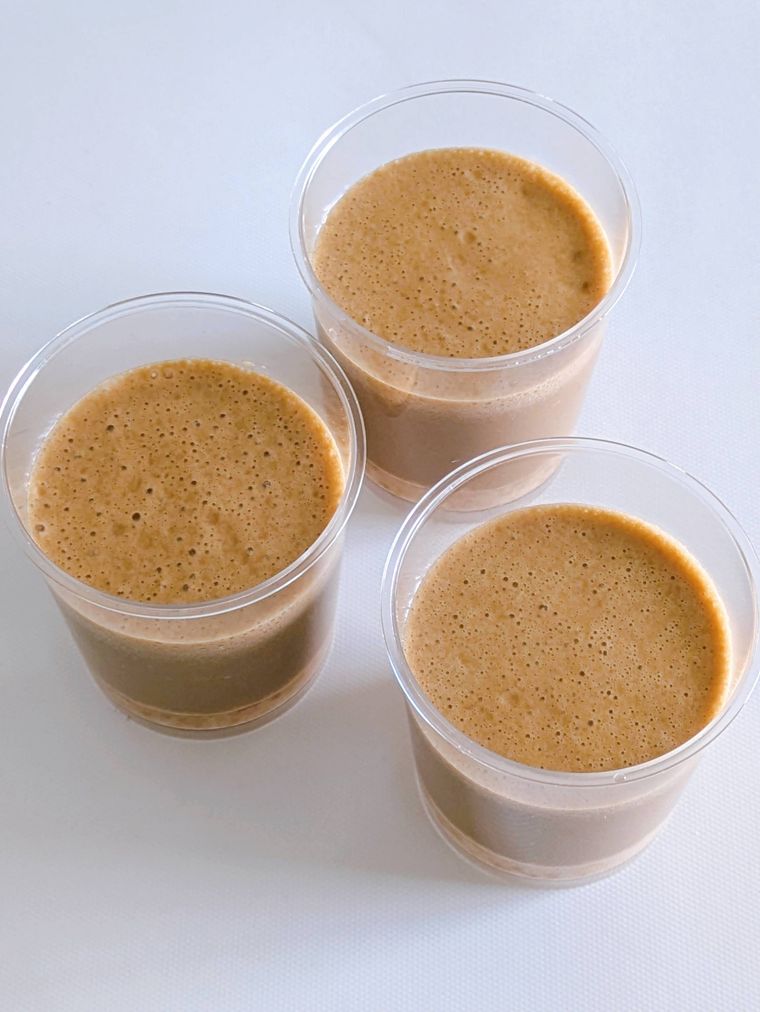 冷蔵庫に入れる前の、3個の透明カップに入ったコーヒームース生タルト