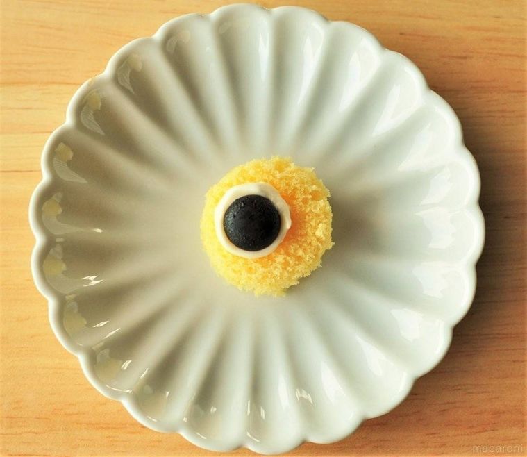 白い皿の上に置かれた鯉のぼりケーキの目のパーツ