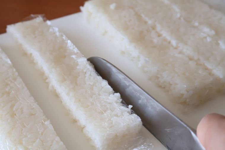 酢飯を切り分けている