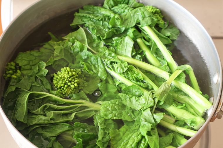 菜の花を茹でている