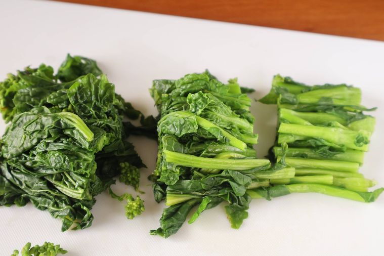 茹でた菜の花が切られている