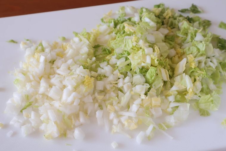 切った野菜がまな板にのっている