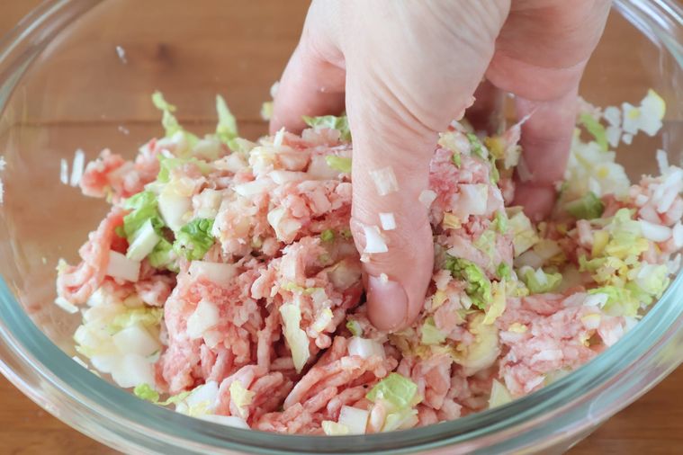 つくねのタネを手で混ぜている