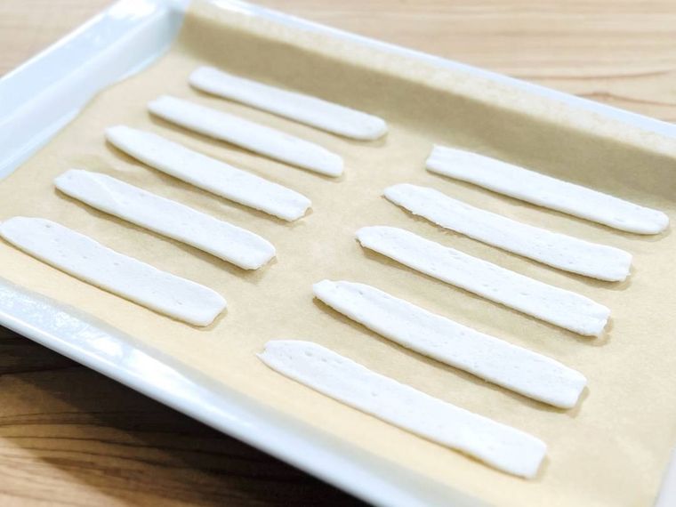 スライスしたはんぺんをクッキングシートの上に並べた様子