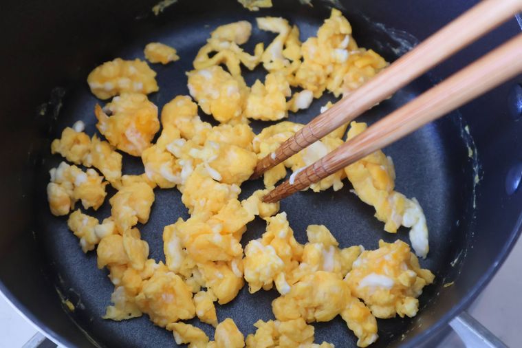 炒り卵を炒めている