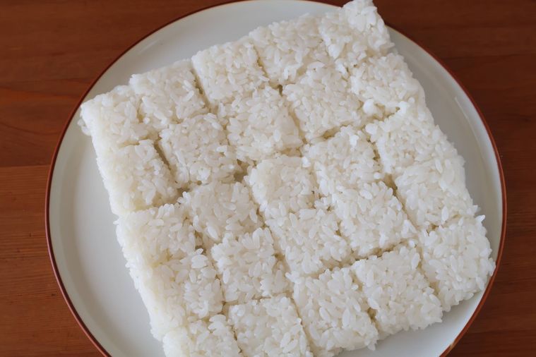 器に四角く切った酢飯が並んでいる