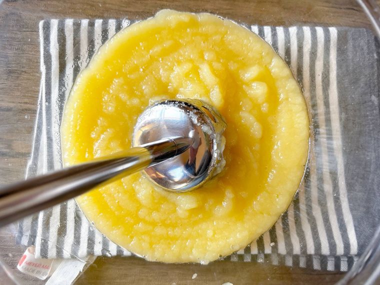 ブレンダーでペースト状にするりんご