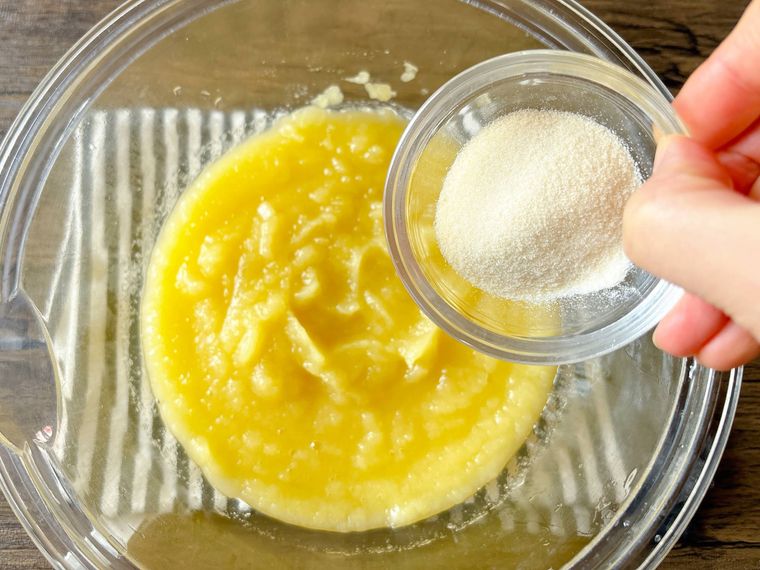 ペースト状のりんごに粉ゼラチンを加える様子